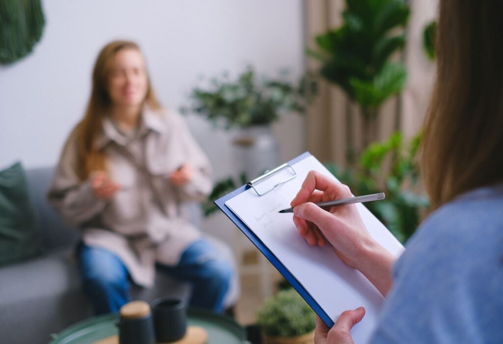 Dos personas en una consulta