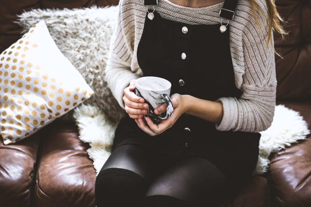 mujer aguantando una taza