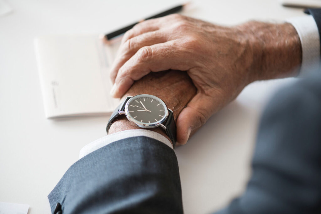 Manos De hombre con reloj